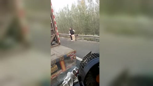 高速严重堵车,委屈女同胞了,找个厕所已经转了两圈