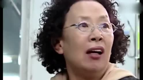 搞笑一家人:奶奶买药意外碰到劫匪,没想到她把劫匪敲晕了!