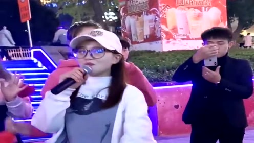 二小姐街头唱歌很有韵味,但总有人说她闽南语不标准,我听不出来