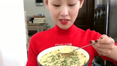 大牙妹自己做的一盆鸡蛋羹,用勺子吃着很香,网友:真接地气