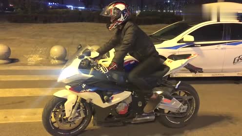 帅哥骑着重型机车,听声音就知道是高配的,网友:梦寐以求的车