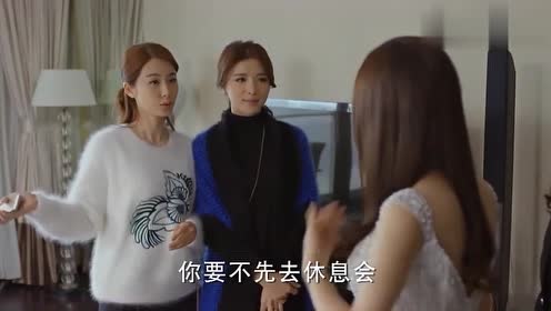 杉杉来了:封月为杉杉选婚纱,转头就看见杉杉睡在沙发上了,尴尬