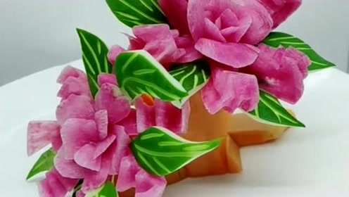 三种萝卜雕刻的花开富贵,摆在盘子上很好看,这手艺不错!