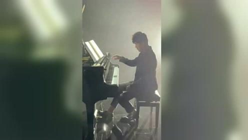 单手弹钢琴的周杰伦,这么潇洒帅气