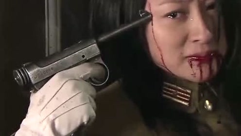 女鬼子被打的怀疑人生,直接要拿枪准备自杀了,结果被小伙给拦下了!