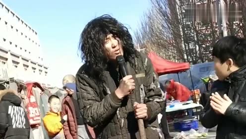 乞丐歌手一首《我在红尘中遇见你》,伤感又好听,经典怀旧!