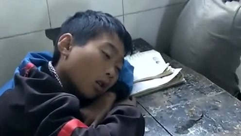 小学生课堂睡觉,老师过来都没有发觉,醒了后的表情真是懵懵的!