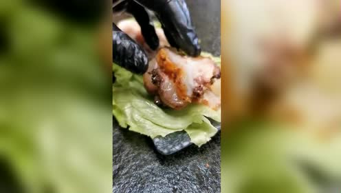 "骆驼蹄子"也能上烧烤架?接下来的一幕,千万别得罪烧烤师傅