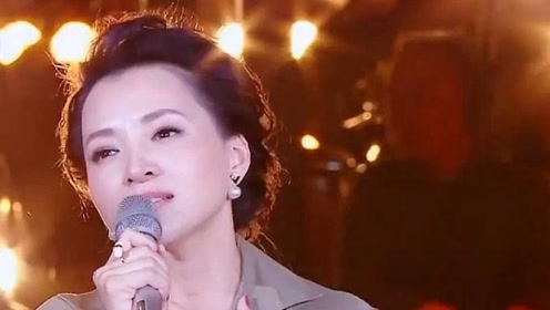 董卿失态现场,含泪演唱《当你老了》令观众感动不已,让人心碎