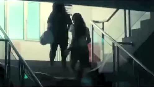 美女被丧尸咬中,同伴带她去医院找血清!医院里丧尸更多