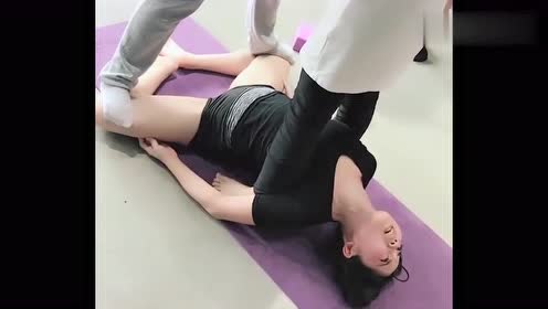 练舞蹈必须先开胯,虽然很疼但她忍住了