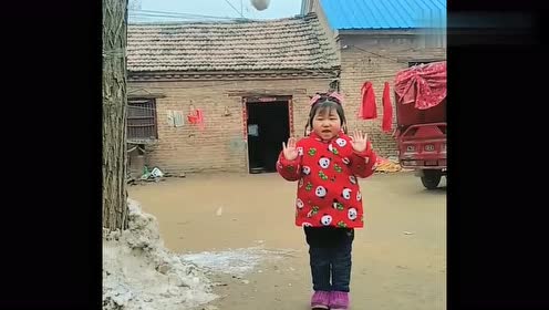农村小孩火了,这小姑娘唱的歌让人太难受,父亲们听了会心疼