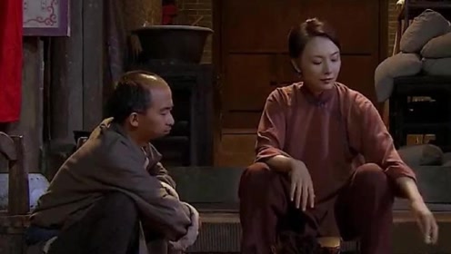 《铁梨花》铁梨花无意中发现了栓子使用的假色子的秘密,很是生气