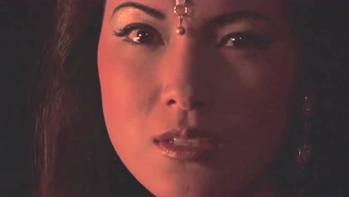 蝎子王收钱刺杀女巫,女巫一转身就心动了,下一秒就被活捉