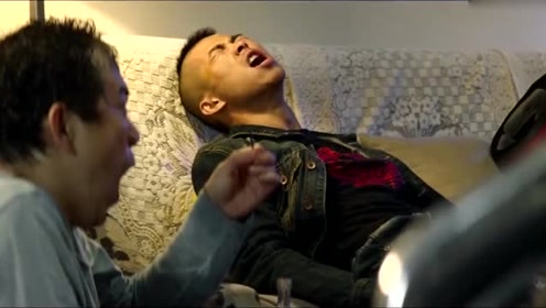 无名之辈:悍匪的同伴给他处理伤口,拔钉子瞬间悍匪的表情亮了