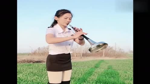 女歌手唢呐吹奏《孟姜女哭长城》,吹得肝肠寸断,声声催人泪!