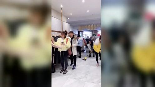 小偷商场三次出手均被售货员破坏,最后一次背抓现行,美女巴掌扇的好响