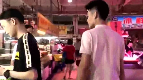李子光不仅唱潮剧好听,买菜做饭也是能手!