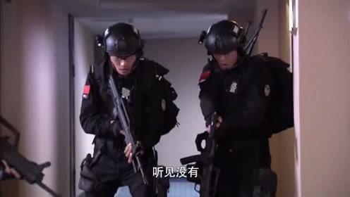 特警力量罪犯被特警一一控制,美女瞬间慌了神,立马疯狂逃跑