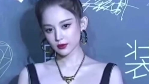 郑爽和古力娜扎同台,明星的气质就是与众不同,认为哪一个更美?