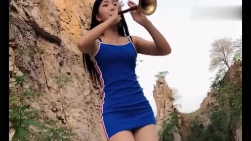 女歌手用唢呐激情吹奏《大中国,吹出幸福之音,人美曲美!