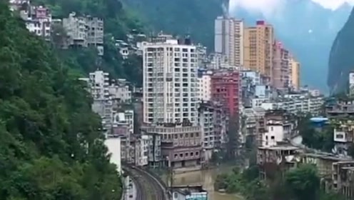 中国唯一一个有全在地下的地铁县城,建设在狭缝中,山美水美水墨盐津!