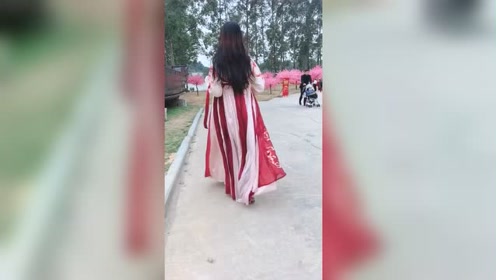 即以背影赢天下,何必转身乱芳华,汉服小姐姐背影好美!