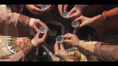 众人双手举杯敬酒!美女不知趣!单手举杯让人意外