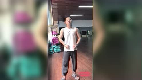 肌肉型男白色t恤下藏着刀刻般的八块腹肌和鲨鱼线,男友力十足!