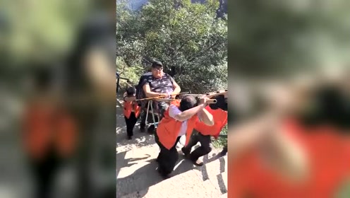 四个人才能抬得动的游客,滑竿师傅连连喊累.