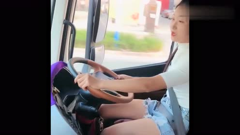 大车女司机朵朵技术真不错,开车真自信,一看纹身就是社会人啊!