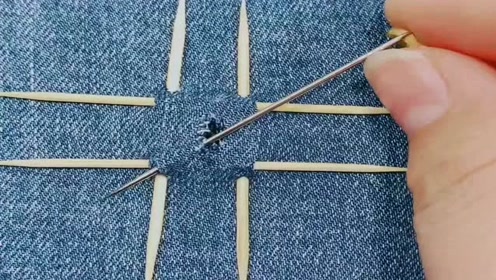 用牙签修补衣服漏洞,修完再把牙签拿出来,简单实用!
