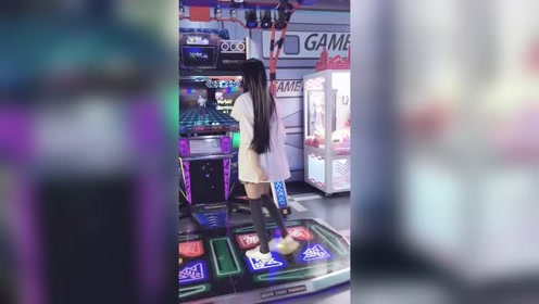 偶遇一位跳舞机美女,身材好跳得也很可爱,感觉要恋爱了!