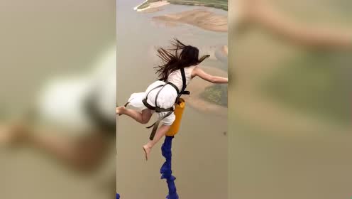 头一次见到有穿裙子蹦极的,真心佩服