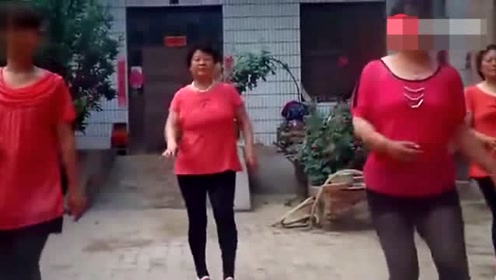农村大妈跳起史上广场舞丝毫不比城里人差,跳的太棒了!