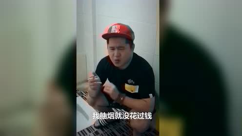 公共场合抽烟被教育！尴尬了！