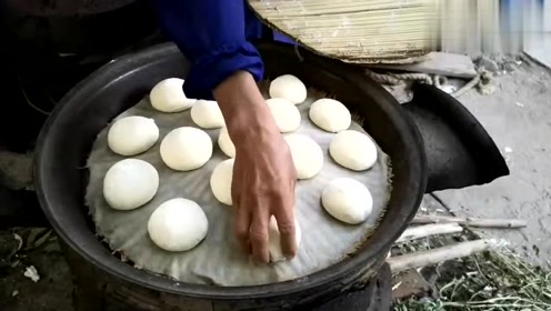 实拍农村地锅蒸馒头,老式的蒸笼很少见到了,用了几十年还能用