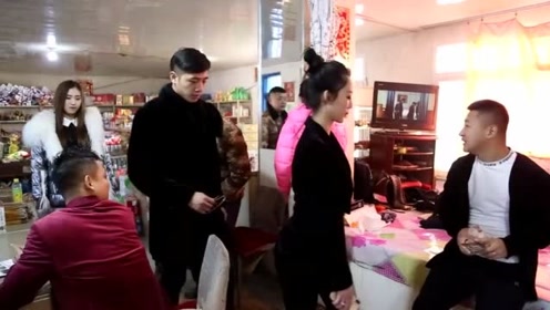 《村里村外9》柱子带秘书回家，遭村长儿子挑拨!