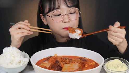 韩国女吃货,吃泡菜炖排骨,配上米饭,大口大口的吃,看着真馋人