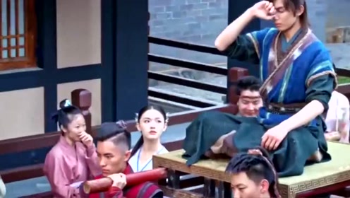 斗破苍穹比赛马上开始，主角昏迷着被抬上来，对方都开始嘲讽了