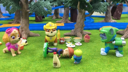 小狗汪汪队野餐喝到过期牛奶 光头强来争夺食物