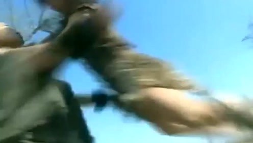 恶霸欺负打猎村民，谁料他身边的野人是狠角色，当场送恶霸进棺材