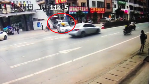 监拍可怕一幕！摩托飞速撞上小车 驾驶员空中转体360度