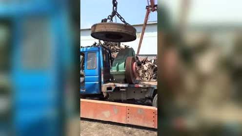 这么重的发动机，一下就被吸起来，真是太厉害了！