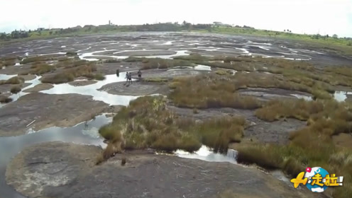 全球最诡异的湖泊，看不到一滴水，在上面走路陷进去就出不来！