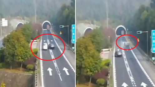 高速小车突然变道 面包车被撞翻滚滑行数十米
