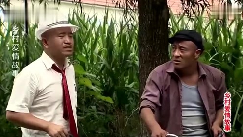 乡村爱情:刘能骑自行车驮赵四,赵四太搞笑了,用脚拖地