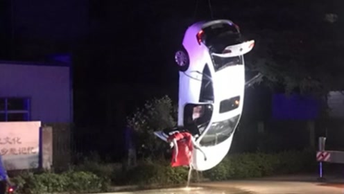 女司机驾车翻入河中溺亡 同车男子逃生