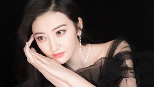 景甜深夜发图大秀事业线,傲人上围令人忍不住多看几眼