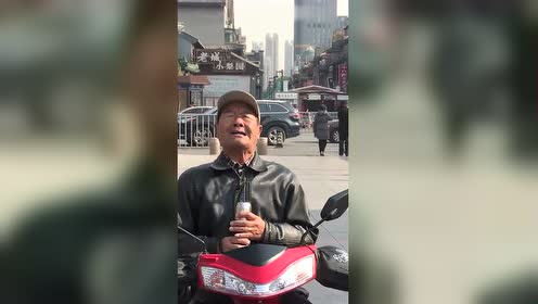 天津网红大爷火了!竟然敢挑战《传奇》!网友:完全唱变味了!